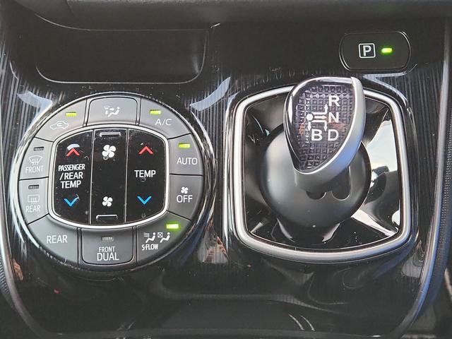 エスクァイア ハイブリッドＧｉプレミアムパッケジブラックテーラード　９インチナビ　バックカメラ　フルセグ　Ｂｌｕｅｔｏｏｔｈ　クルコン　ＥＴＣ２．０　ドラレコ前後　両側パワスラ　シートヒーター　ステアリングヒーター　セーフティーセンス　オートライトＬＥＤ　純正アルミ（10枚目）