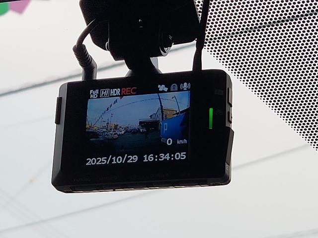 エスクァイア ハイブリッドＧｉプレミアムパッケジブラックテーラード　９インチナビ　バックカメラ　フルセグ　Ｂｌｕｅｔｏｏｔｈ　クルコン　ＥＴＣ２．０　ドラレコ前後　両側パワスラ　シートヒーター　ステアリングヒーター　セーフティーセンス　オートライトＬＥＤ　純正アルミ（15枚目）