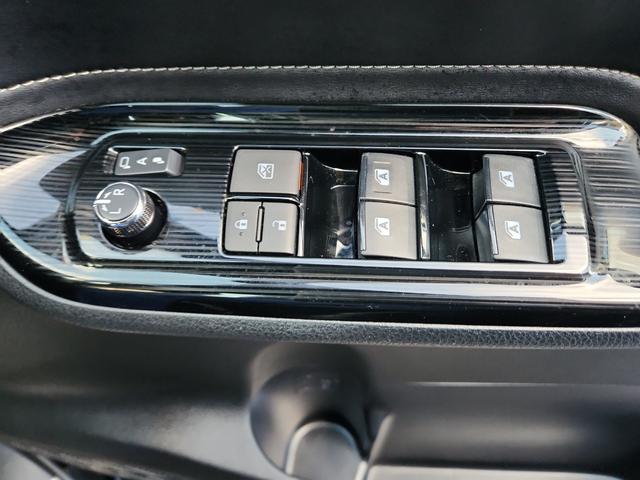 エスクァイア ハイブリッドＧｉプレミアムパッケジブラックテーラード　９インチナビ　バックカメラ　フルセグ　Ｂｌｕｅｔｏｏｔｈ　クルコン　ＥＴＣ２．０　ドラレコ前後　両側パワスラ　シートヒーター　ステアリングヒーター　セーフティーセンス　オートライトＬＥＤ　純正アルミ（17枚目）