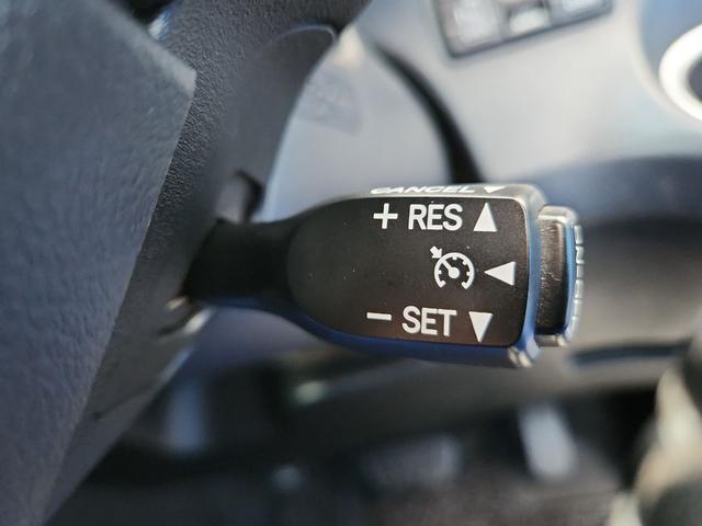 高速道路で便利なクルーズコントロール機能が付いていますよ。速度を設定するとアクセルを踏まなくても一定の速度で走ることができるので足を休ませる事ができますね。