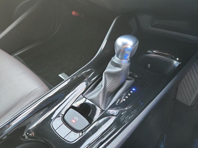 Ｃ－ＨＲ Ｇ　９インチナビ　バックカメラ　フルセグ　Ｂｌｕｅｔｏｏｔｈ　クルコン　ＥＴＣ　オートライトＬＥＤ　クリアランスソナー　セーフティーセンス　オートマチックハイビーム　シートヒーター　純正アルミ（16枚目）