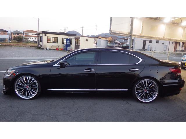 ＬＳ ＬＳ６００ｈＬ　エグゼクティブパッケージ　クレンツェ２２インチアルミ　マークレビンソン　４人乗り　サンルーフ　黒革エアーシート　走行３８２４０ＫＭ　ガレージアンサーエアロパーツ　モードパルファムマフラー　エアサスキット　フリップダウンモニター（11枚目）