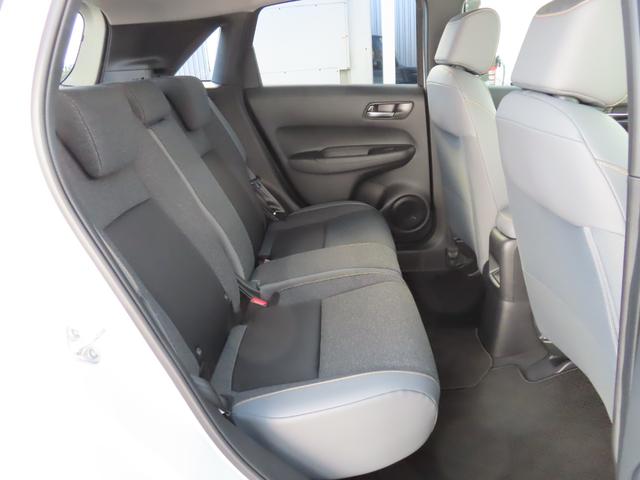 フィット ＲＳ　ＵＳＢポート　イモビライザー　地デジフルセグ　リアカメラ　ＬＥＤヘッドライト　アイドリングストップ　ＤＶＤ再生　エアコン　ＥＴＣ車載器　キーレス　スマートキー　禁煙　横滑防止装置　ＡＢＳ　記録簿（12枚目）