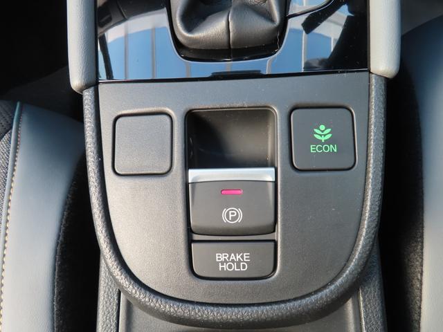 フィット ＲＳ　ＵＳＢポート　イモビライザー　地デジフルセグ　リアカメラ　ＬＥＤヘッドライト　アイドリングストップ　ＤＶＤ再生　エアコン　ＥＴＣ車載器　キーレス　スマートキー　禁煙　横滑防止装置　ＡＢＳ　記録簿（29枚目）