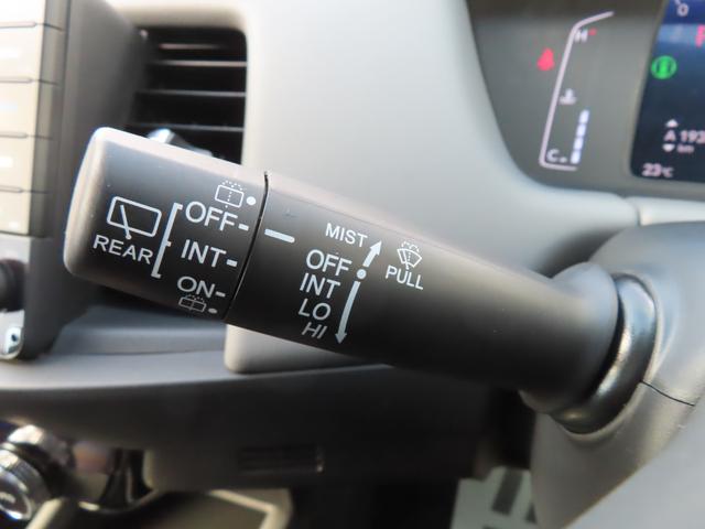 フィット ＲＳ　ＵＳＢポート　イモビライザー　地デジフルセグ　リアカメラ　ＬＥＤヘッドライト　アイドリングストップ　ＤＶＤ再生　エアコン　ＥＴＣ車載器　キーレス　スマートキー　禁煙　横滑防止装置　ＡＢＳ　記録簿（33枚目）