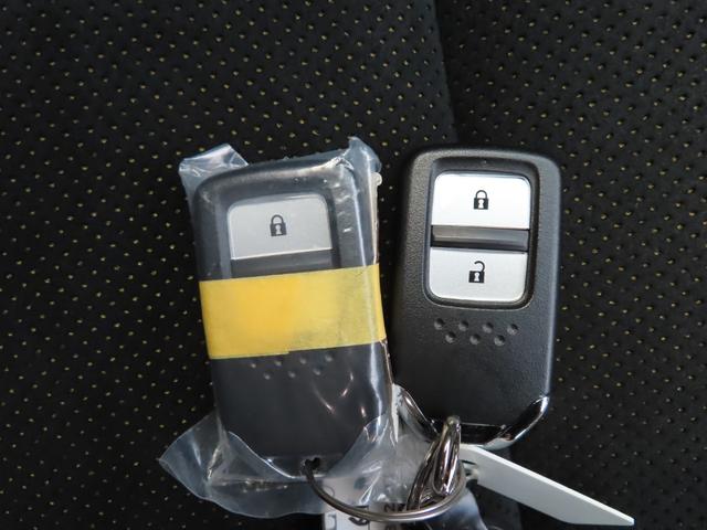 フィット ＲＳ　ＵＳＢポート　イモビライザー　地デジフルセグ　リアカメラ　ＬＥＤヘッドライト　アイドリングストップ　ＤＶＤ再生　エアコン　ＥＴＣ車載器　キーレス　スマートキー　禁煙　横滑防止装置　ＡＢＳ　記録簿（36枚目）