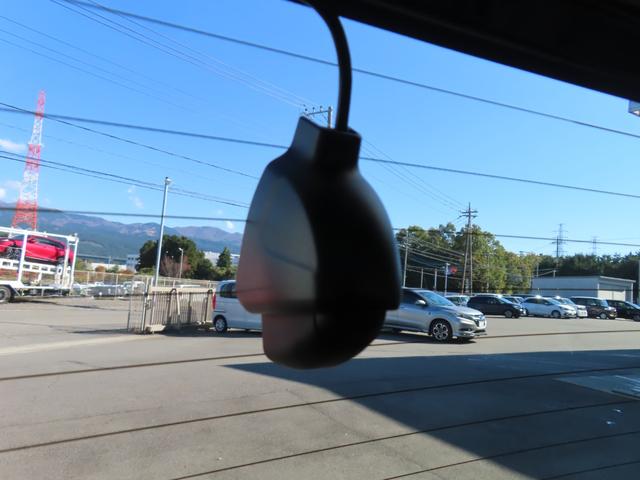 フリードハイブリッド ハイブリッド・Ｇホンダセンシング　ハイブリッド・Ｇホンダセンシング・９インチナビ・リアカメラ・ドラレコ前後・禁煙・ワンオ－　軽減ブレーキ　キーフリーシステム　１オ－ナ－　記録簿　ＤＶＤ再生可能　サイドカーテンエアバック　ＥＣＯＮ（12枚目）