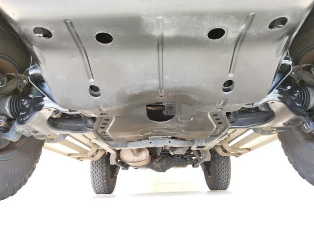 【見えない箇所】　普段見ないかもしれませんが、下回りやエンジンルームの状態は維持していく上でとっても大切ですね！見えない箇所もしっかりチェックしています