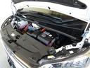 2500ccのガソリンハイブリッドエンジンです。エンジンルームはボンネット裏からヒンジの奥まで油汚れを除去しています。