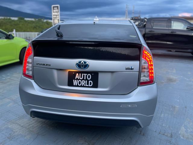 プリウス Ｓツーリングセレクション　ＬＥＤヘッドライト　純正モデリスタエアロ　８インチナビ　バックカメラ　ＢＬＵＥＴＯＯＴＨ　純正アルミホイール　スマートキー（4枚目）