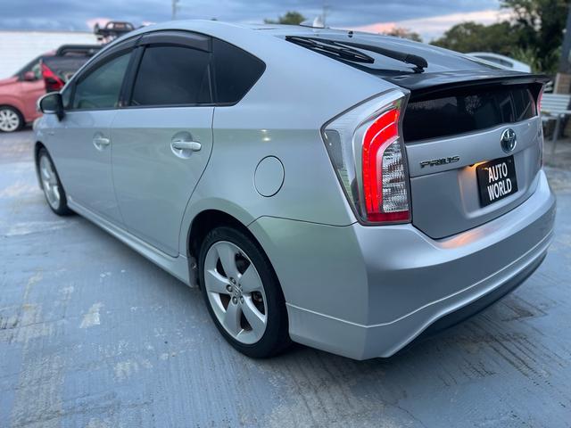 プリウス Ｓツーリングセレクション　ＬＥＤヘッドライト　純正モデリスタエアロ　８インチナビ　バックカメラ　ＢＬＵＥＴＯＯＴＨ　純正アルミホイール　スマートキー（5枚目）