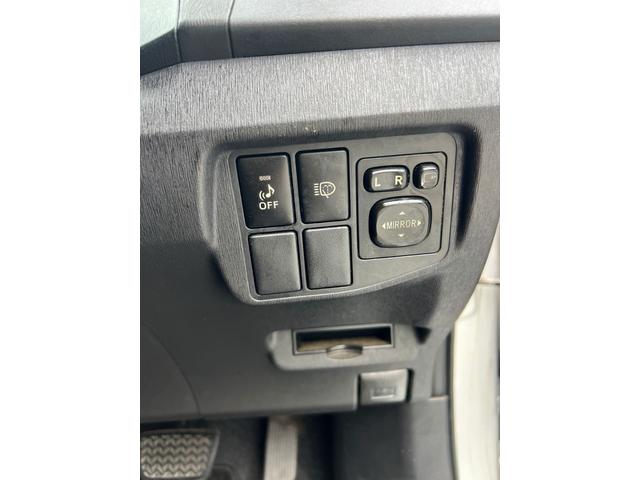 プリウス Ｓツーリングセレクション　ＬＥＤヘッドライト　純正モデリスタエアロ　８インチナビ　バックカメラ　ＢＬＵＥＴＯＯＴＨ　純正アルミホイール　スマートキー（17枚目）