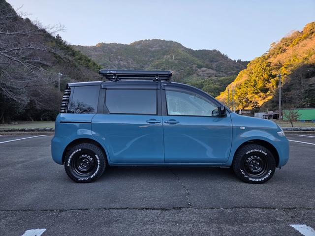 シエンタ Ｇ　３０ｍｍちょい上げ　リフトアップ　ジオランダーホワイトレタータイヤ　ホイールガンＭ塗装　　窓下色替えブルー　ヘッドライトクリア塗装済み（7枚目）