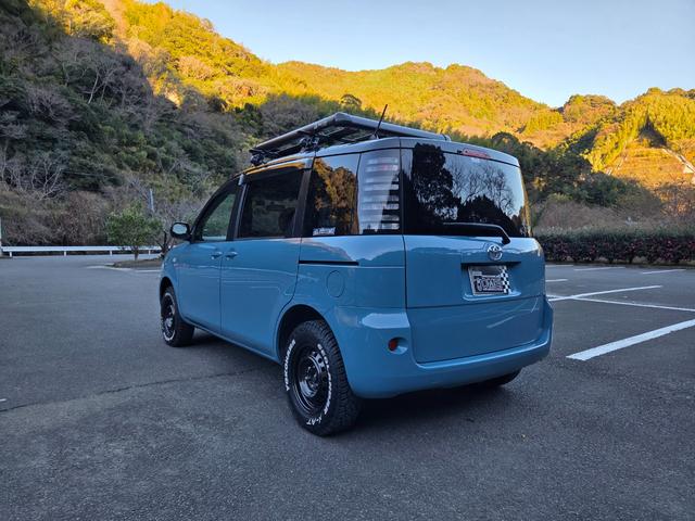 シエンタ Ｇ　３０ｍｍちょい上げ　リフトアップ　ジオランダーホワイトレタータイヤ　ホイールガンＭ塗装　　窓下色替えブルー　ヘッドライトクリア塗装済み（9枚目）