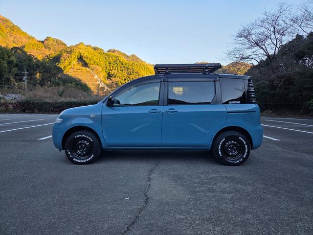 シエンタ Ｇ　３０ｍｍちょい上げ　リフトアップ　ジオランダーホワイトレタータイヤ　ホイールガンＭ塗装　　窓下色替えブルー　ヘッドライトクリア塗装済み（10枚目）