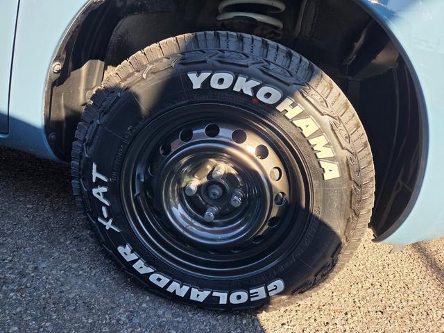 シエンタ Ｇ　３０ｍｍちょい上げ　リフトアップ　ジオランダーホワイトレタータイヤ　ホイールガンＭ塗装　　窓下色替えブルー　ヘッドライトクリア塗装済み（18枚目）