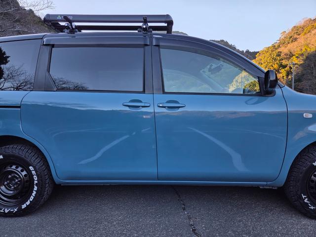 シエンタ Ｇ　３０ｍｍちょい上げ　リフトアップ　ジオランダーホワイトレタータイヤ　ホイールガンＭ塗装　　窓下色替えブルー　ヘッドライトクリア塗装済み（20枚目）