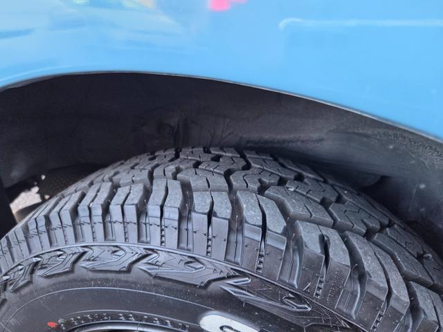 シエンタ Ｇ　３０ｍｍちょい上げ　リフトアップ　ジオランダーホワイトレタータイヤ　ホイールガンＭ塗装　　窓下色替えブルー　ヘッドライトクリア塗装済み（23枚目）