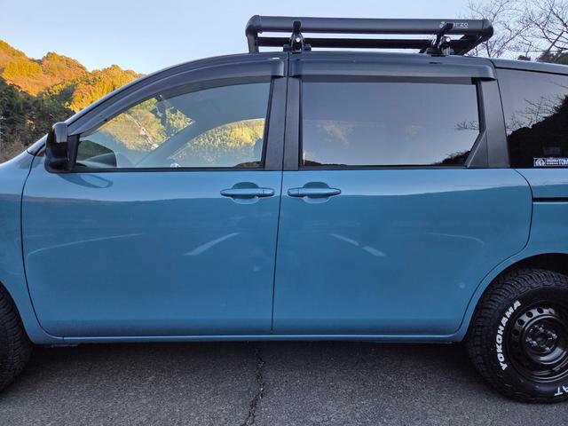 シエンタ Ｇ　３０ｍｍちょい上げ　リフトアップ　ジオランダーホワイトレタータイヤ　ホイールガンＭ塗装　　窓下色替えブルー　ヘッドライトクリア塗装済み（58枚目）