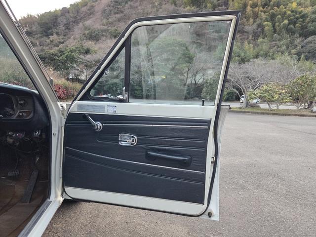 �^�]�ȃh�A��