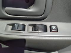 パワーウィンドウのスイッチですよ。運転席に居ながら窓を開け閉めのコントロールできますよ。 6