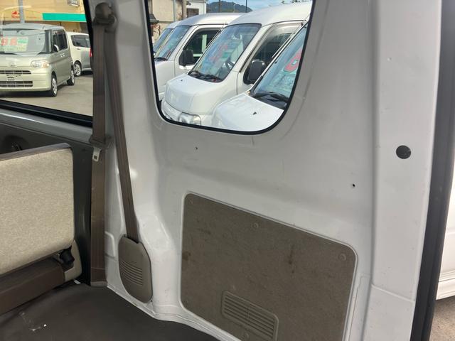 ＮＶ１００クリッパーバン ＤＸ　５速マニュアル　キーレスエントリー　車検令和９年２月　走行６．４万キロ　エアコン　パワステ　両側スライドドア　エアバッグ　ＡＢＳ（12枚目）