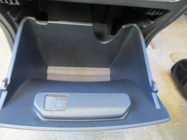 デリカＤ：５ Ｇ　パワーパッケージ　助手席エアバッグ　インテリジェントキー　切替式４ＷＤ　オートクルーズコントロール　衝突安全ボディ　デュアルエアコン　運転席エアバック　ＡＳＣ　３列シート　キーフリー　ＡＢＳ　フルフラット　パワステ（29枚目）