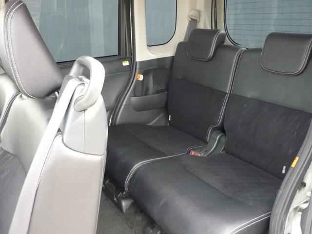 とても広い後部座席☆必要に応じてリアシートをたためば、更に広いラゲッジスペースとしてもご利用可能♪