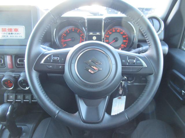 ハンドル周りの画像になります。ハンドル左側に装着されているスイッチはオーディオリモコンのスイッチで、ハンドル右側のスイッチはクルーズコントロールのスイッチです。高速走行時にあると便利ですよ！