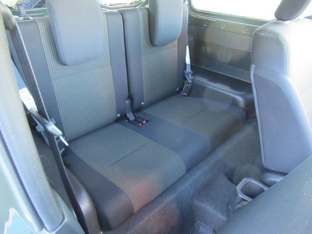後席シートの画像です。後席もしっかりとキレイにクリーニング済みですよ！ご家族で一緒にお出掛けしたくなりますよ！