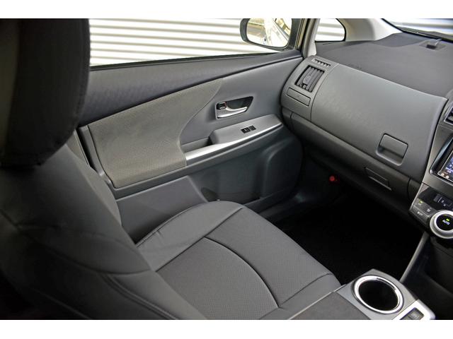 ＬＥＤヘッドライト　革調シートカバー　社外ＳＤナビフルセグＴＶ　Ｂｌｕｅｔｏｏｔｈ　ＥＴＣ　バックカメラ　スマートキー＆プッシュスタート　オートエアコン　純正１７インチアルミホイール