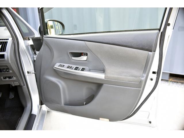 ＬＥＤヘッドライト　革調シートカバー　社外ＳＤナビフルセグＴＶ　Ｂｌｕｅｔｏｏｔｈ　ＥＴＣ　バックカメラ　スマートキー＆プッシュスタート　オートエアコン　純正１７インチアルミホイール