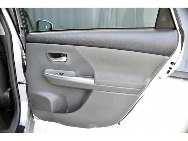 ＬＥＤヘッドライト　革調シートカバー　社外ＳＤナビフルセグＴＶ　Ｂｌｕｅｔｏｏｔｈ　ＥＴＣ　バックカメラ　スマートキー＆プッシュスタート　オートエアコン　純正１７インチアルミホイール