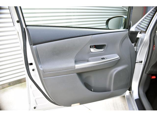 ＬＥＤヘッドライト　革調シートカバー　社外ＳＤナビフルセグＴＶ　Ｂｌｕｅｔｏｏｔｈ　ＥＴＣ　バックカメラ　スマートキー＆プッシュスタート　オートエアコン　純正１７インチアルミホイール