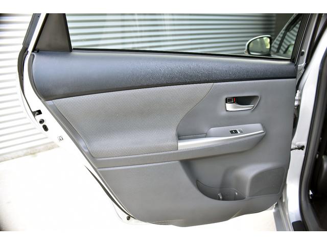 ＬＥＤヘッドライト　革調シートカバー　社外ＳＤナビフルセグＴＶ　Ｂｌｕｅｔｏｏｔｈ　ＥＴＣ　バックカメラ　スマートキー＆プッシュスタート　オートエアコン　純正１７インチアルミホイール