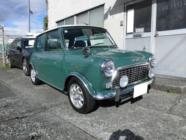 ＭＩＮＩ クーパー　ヘリテージコレクション　同色オーバーフェンダーＤＸモール　フェンダーミラー　スリーポイントヘッドライト　さざ波グリル　純正フォグ　オーバーライダー　同系色内装　レザーシート　ウッドパネル（2枚目）