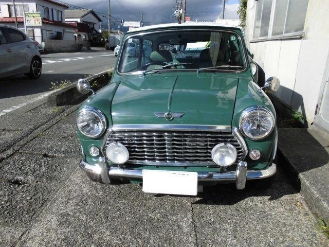 ＭＩＮＩ クーパー　ヘリテージコレクション　同色オーバーフェンダーＤＸモール　フェンダーミラー　スリーポイントヘッドライト　さざ波グリル　純正フォグ　オーバーライダー　同系色内装　レザーシート　ウッドパネル（3枚目）