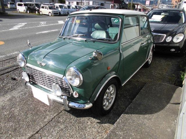 ＭＩＮＩ クーパー　ヘリテージコレクション　同色オーバーフェンダーＤＸモール　フェンダーミラー　スリーポイントヘッドライト　さざ波グリル　純正フォグ　オーバーライダー　同系色内装　レザーシート　ウッドパネル（4枚目）