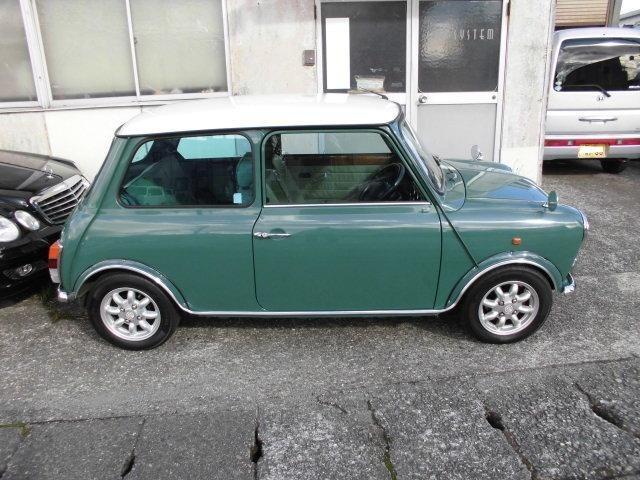 ＭＩＮＩ クーパー　ヘリテージコレクション　同色オーバーフェンダーＤＸモール　フェンダーミラー　スリーポイントヘッドライト　さざ波グリル　純正フォグ　オーバーライダー　同系色内装　レザーシート　ウッドパネル（5枚目）