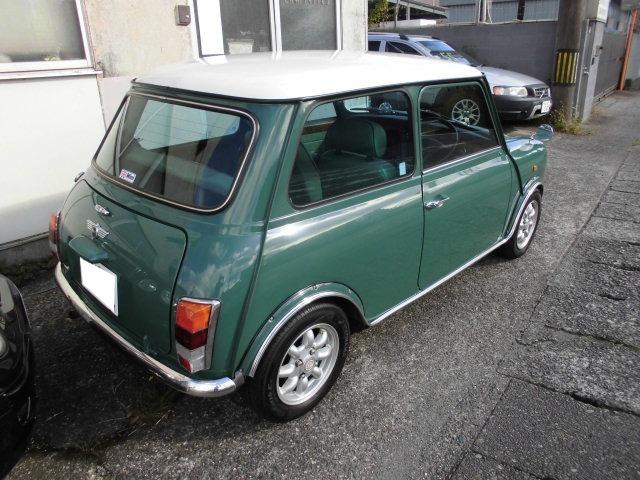 ＭＩＮＩ クーパー　ヘリテージコレクション　同色オーバーフェンダーＤＸモール　フェンダーミラー　スリーポイントヘッドライト　さざ波グリル　純正フォグ　オーバーライダー　同系色内装　レザーシート　ウッドパネル（6枚目）
