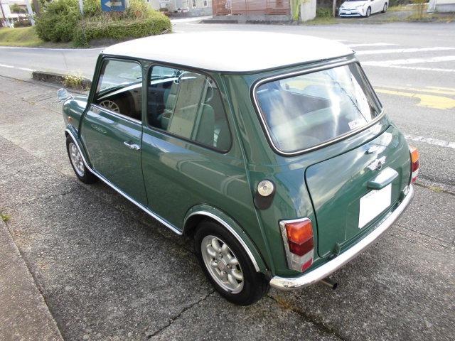 ＭＩＮＩ クーパー　ヘリテージコレクション　同色オーバーフェンダーＤＸモール　フェンダーミラー　スリーポイントヘッドライト　さざ波グリル　純正フォグ　オーバーライダー　同系色内装　レザーシート　ウッドパネル（7枚目）