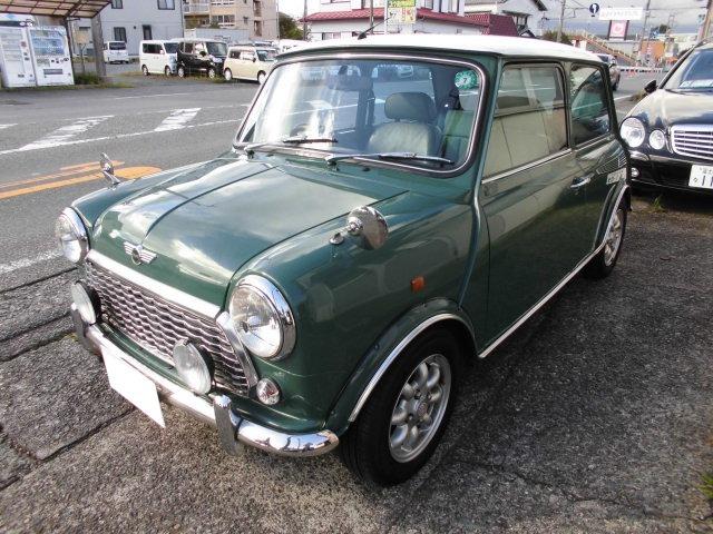 ＭＩＮＩ クーパー　ヘリテージコレクション　同色オーバーフェンダーＤＸモール　フェンダーミラー　スリーポイントヘッドライト　さざ波グリル　純正フォグ　オーバーライダー　同系色内装　レザーシート　ウッドパネル（43枚目）