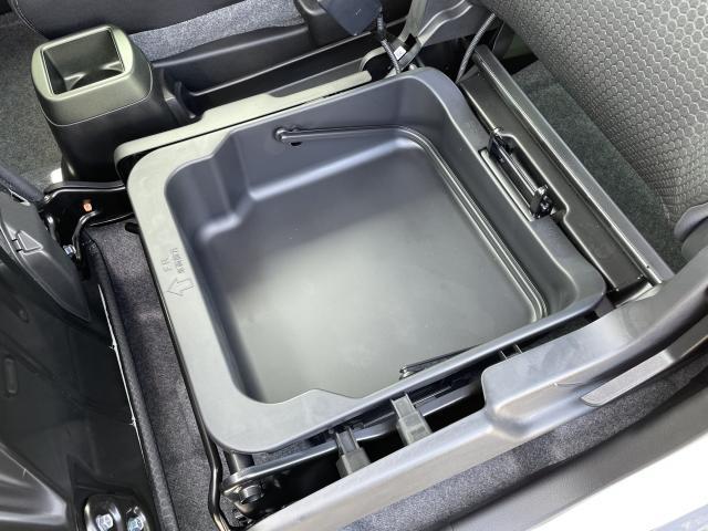フレアクロスオーバー ＺＳ　ＨＹＢＲＩＤ　ＺＳ　２ＷＤ　ＣＶＴ　衝突被害軽減ブレーキ　レーダークルーズコントロール　運転席、助手席シートヒーター　リアパー（6枚目）