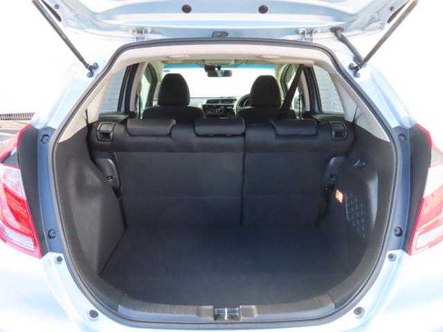 フィットハイブリッド F センシング1オーナー禁煙車検整備付延長5年保証対応 記録簿 横滑り防止装置 ACC フルオートエアコン LKAS キーフリーシステム 全席パワーウインドウ パワーステアリング ABS 電動格納ミラー(10枚目)