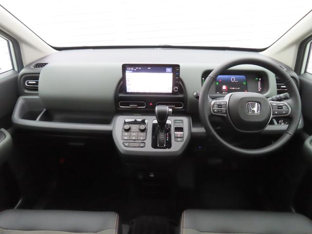 フリード ｅ：ＨＥＶクロスター　９インチナビマルチヴューカメラ前後ドラレコフルセグＢトゥース両側電スラＳヒーター　ワンオーナー　ＥＴＣ装備　マルチビュー　衝突軽減ブレーキシステム　禁煙車　オートエアコン　バックモニター　ＬＥＤライト（3枚目）