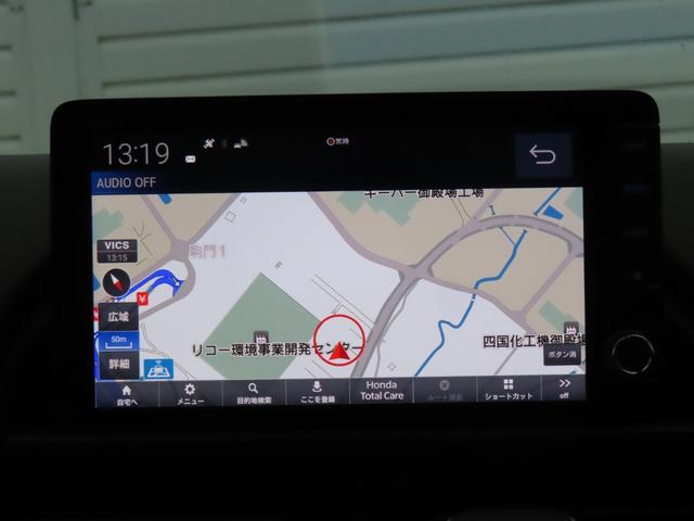 フリード ｅ：ＨＥＶクロスター　９インチナビマルチヴューカメラ前後ドラレコフルセグＢトゥース両側電スラＳヒーター　ワンオーナー　ＥＴＣ装備　マルチビュー　衝突軽減ブレーキシステム　禁煙車　オートエアコン　バックモニター　ＬＥＤライト（4枚目）