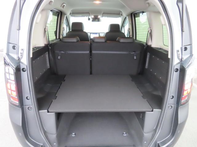 フリード ｅ：ＨＥＶクロスター　９インチナビマルチヴューカメラ前後ドラレコフルセグＢトゥース両側電スラＳヒーター　ワンオーナー　ＥＴＣ装備　マルチビュー　衝突軽減ブレーキシステム　禁煙車　オートエアコン　バックモニター　ＬＥＤライト（8枚目）