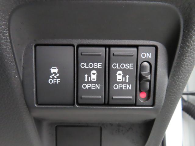 フリード ｅ：ＨＥＶクロスター　９インチナビマルチヴューカメラ前後ドラレコフルセグＢトゥース両側電スラＳヒーター　ワンオーナー　ＥＴＣ装備　マルチビュー　衝突軽減ブレーキシステム　禁煙車　オートエアコン　バックモニター　ＬＥＤライト（10枚目）