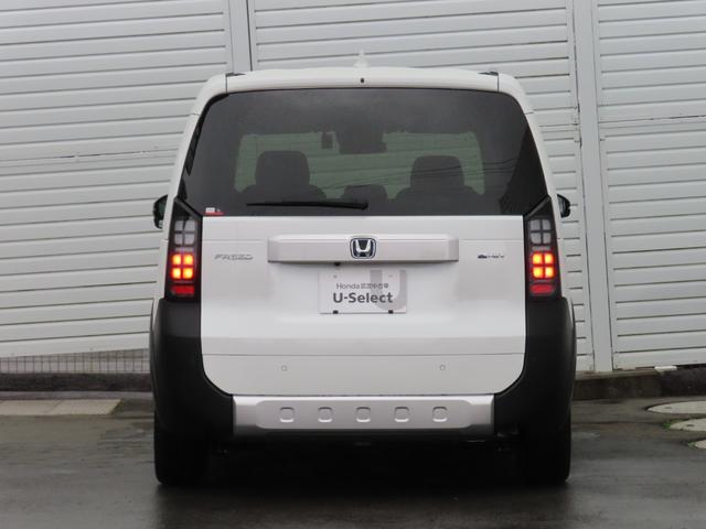 フリード ｅ：ＨＥＶクロスター　９インチナビマルチヴューカメラ前後ドラレコフルセグＢトゥース両側電スラＳヒーター　ワンオーナー　ＥＴＣ装備　マルチビュー　衝突軽減ブレーキシステム　禁煙車　オートエアコン　バックモニター　ＬＥＤライト（14枚目）