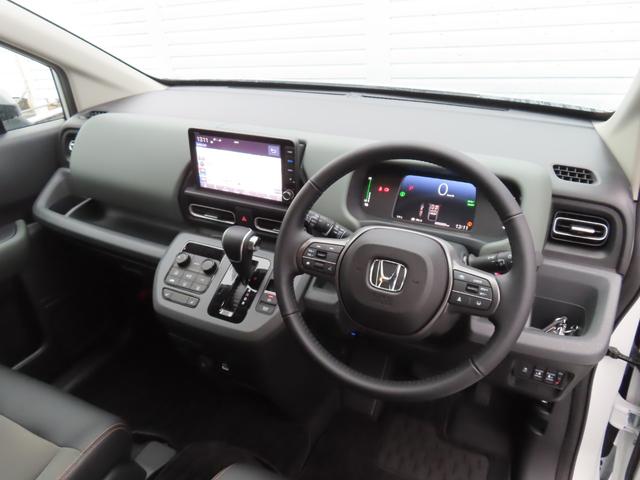 フリード ｅ：ＨＥＶクロスター　９インチナビマルチヴューカメラ前後ドラレコフルセグＢトゥース両側電スラＳヒーター　ワンオーナー　ＥＴＣ装備　マルチビュー　衝突軽減ブレーキシステム　禁煙車　オートエアコン　バックモニター　ＬＥＤライト（23枚目）